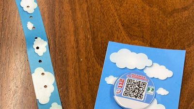 Parla reparte pulseras entre la población con autismo para que la Policía pueda ayudarles en caso de emergencia