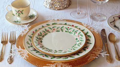 ¿Qué harías si tu suegra decide cobrarte por ir a cenar a su casa en Navidad?