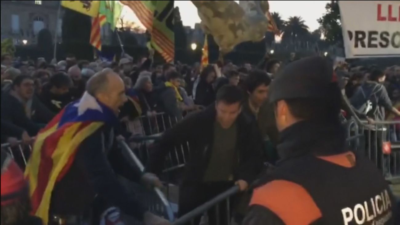 La Generalitat abandona a los Mossos y retira la acusación contra sus agresores