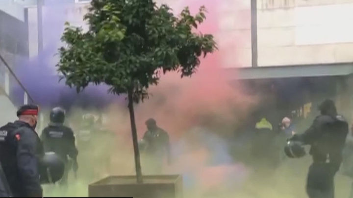 Los radicales lanzan botes de humo contra los Mossos / TELEMADRID