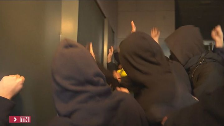 LOs radicales aporrean una puerta de la Universidad de Barcelona / TELEMADRID