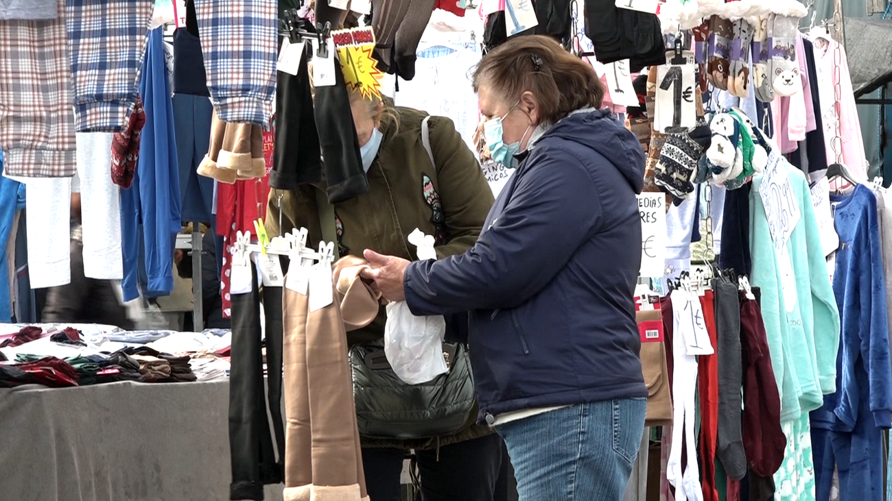 Los descuentos del Black Friday llegan a los puestos callejeros de Pinto