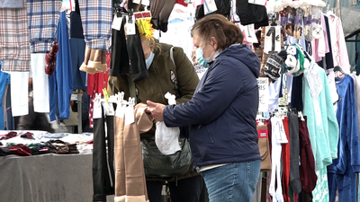 Los descuentos del Black Friday llegan a los puestos callejeros de Pinto