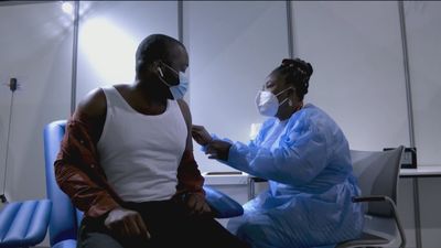 La OMS bautiza como Omicron a la nueva variante y advierte de un posible "mayor riesgo de reinfección"