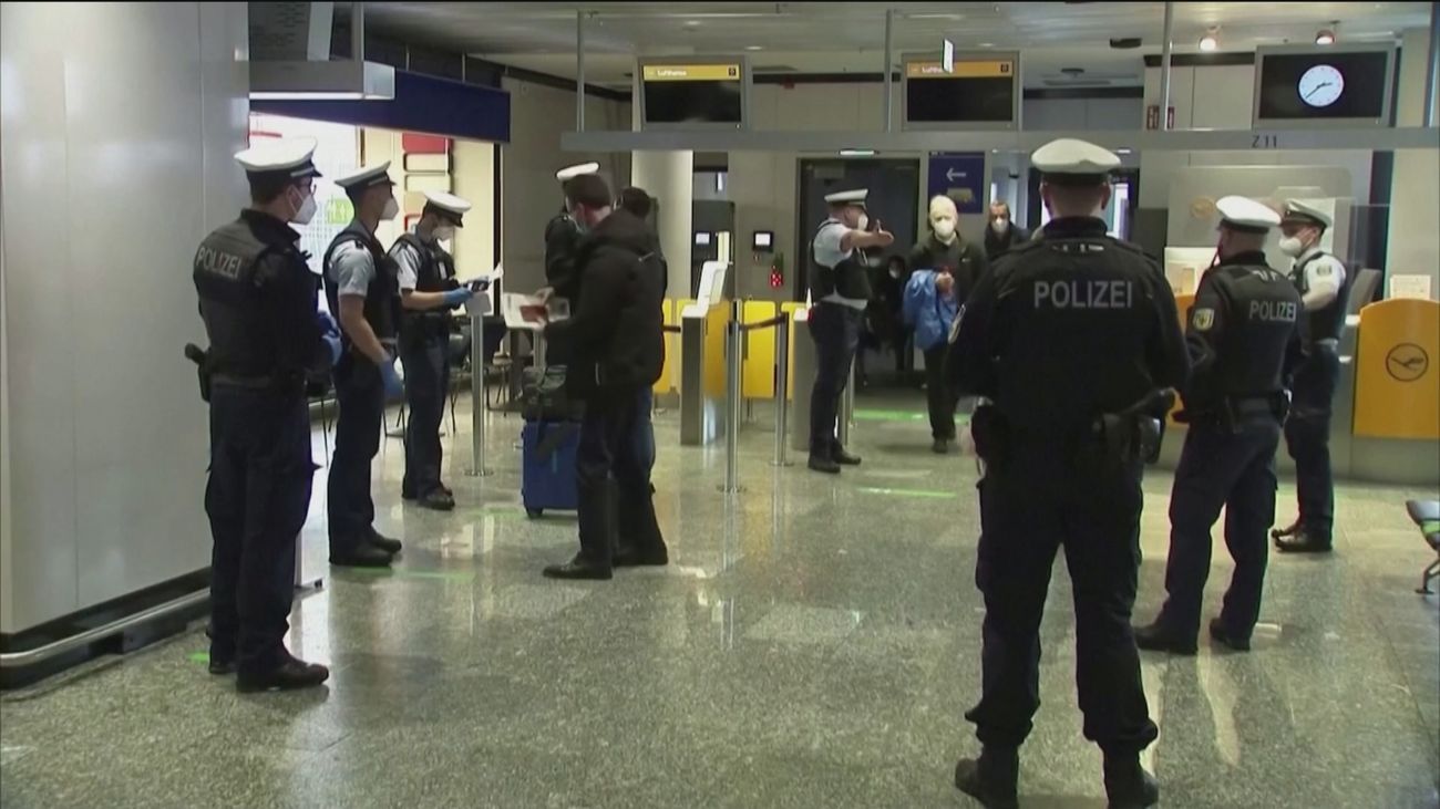 La UE suspende los vuelos a siete países del sur de África por la variante B.1.1.529