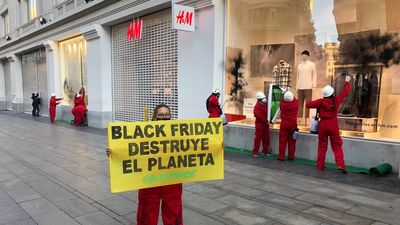 Greenpeace cubre escaparates de tiendas de la Gran Vía en Madrid contra el Black Friday
