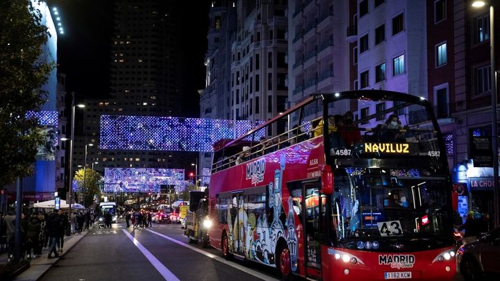 El autobús Naviluz, una de las atracciones más solicitadas en la Navidad de Madrid / EFE