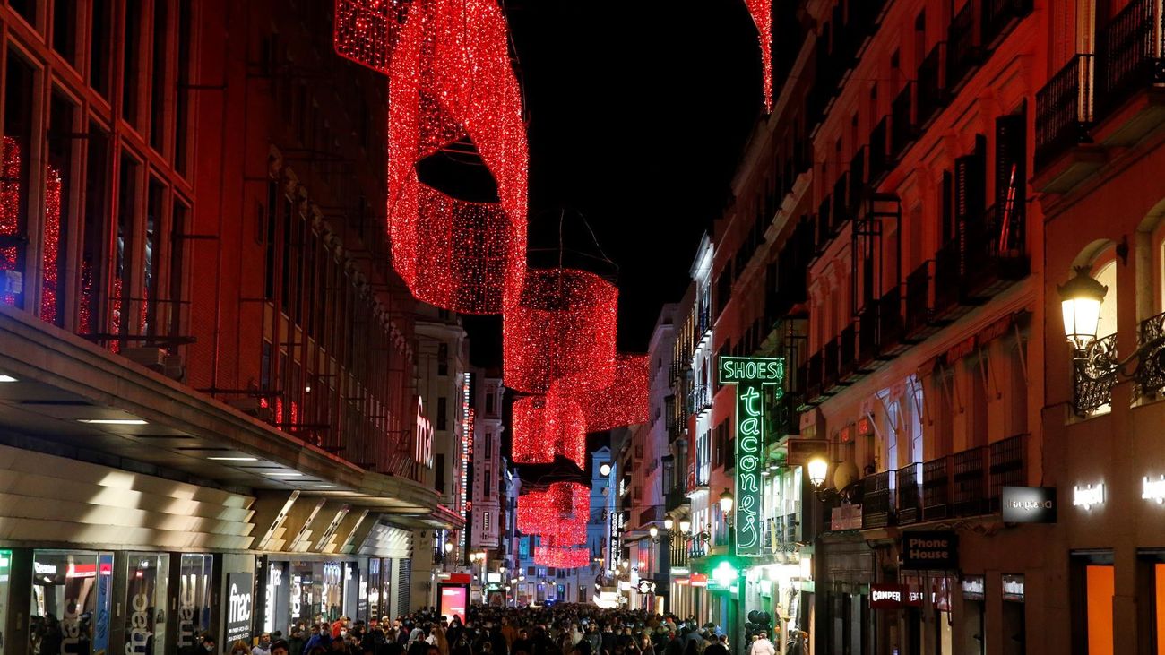 La calle Preciados luce su nueva iluminación navideña