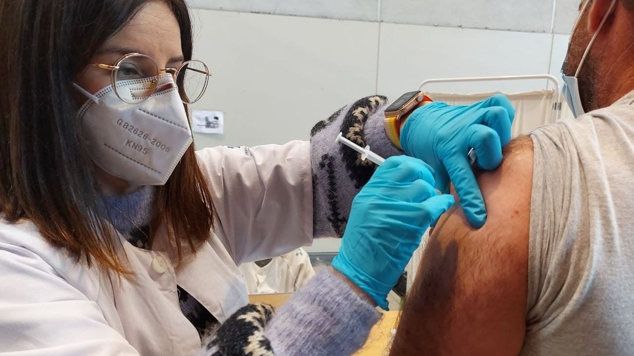 Enfermera poniendo una vacuna