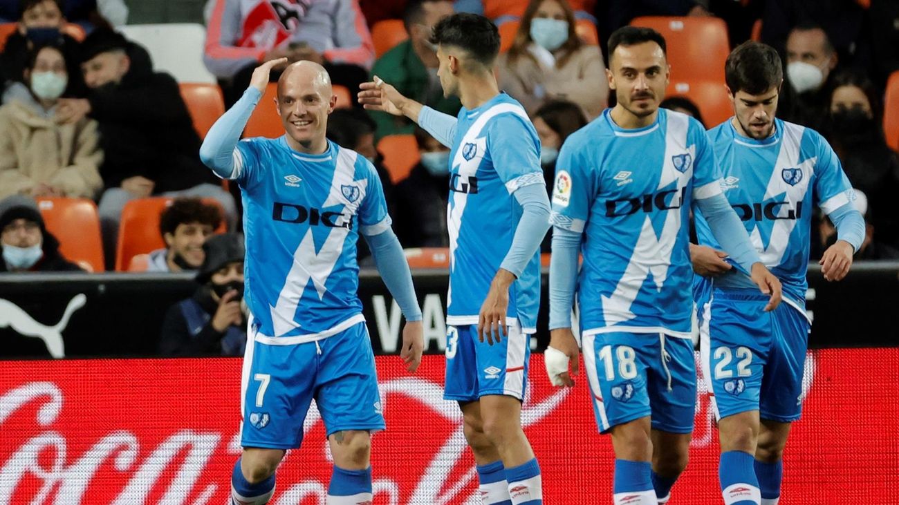 1-1. El Rayo Vallecano pone el juego, el Valencia las oportunidades