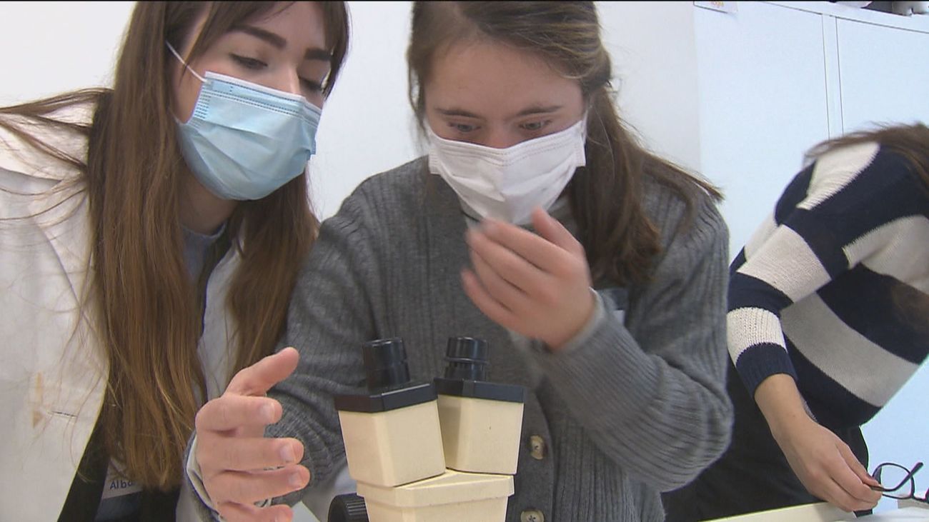 Alumnos del Colegio Cambrils y estudiantes de Educación de la Universidad Villanueva comparten una jornada lectiva juntos