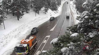 Reabre la M-601 a la altura del acceso al puerto de Navacerrada, cortada por una ventisca