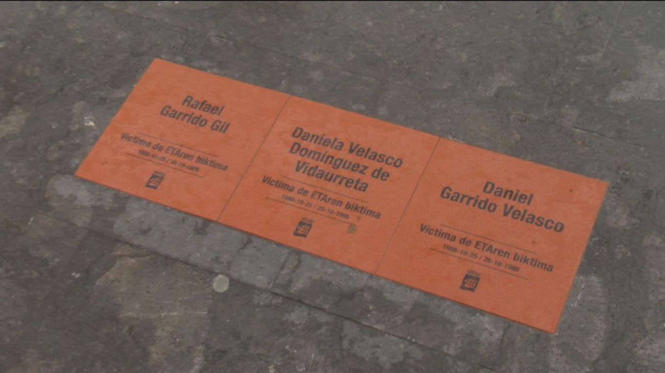 Placas en San Sebastián para no olvidar a las víctimas de ETA: Rafael Garrido, su esposa y su hijo