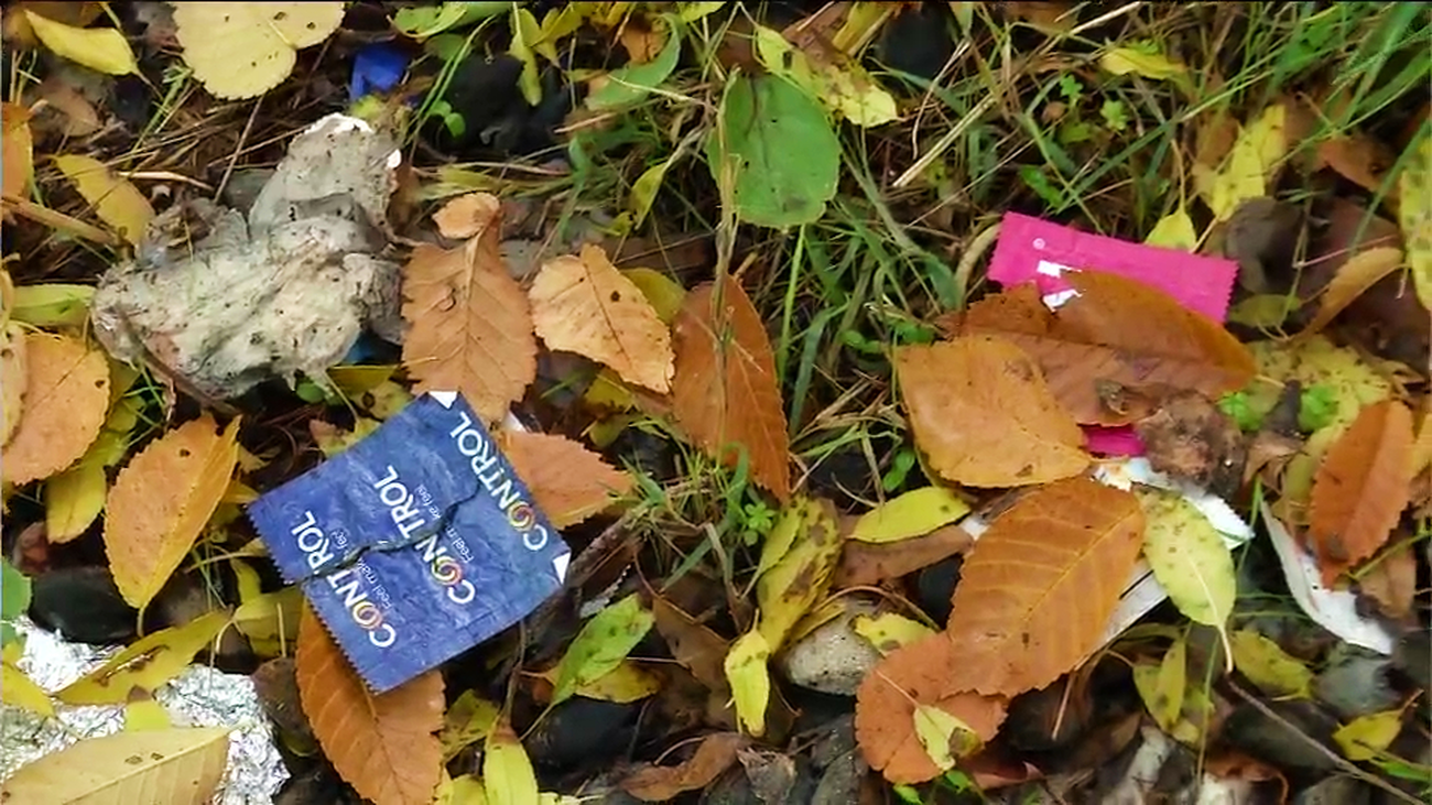 Sexo al aire libre y restos de botellones en frente de un colegio de La Elipa