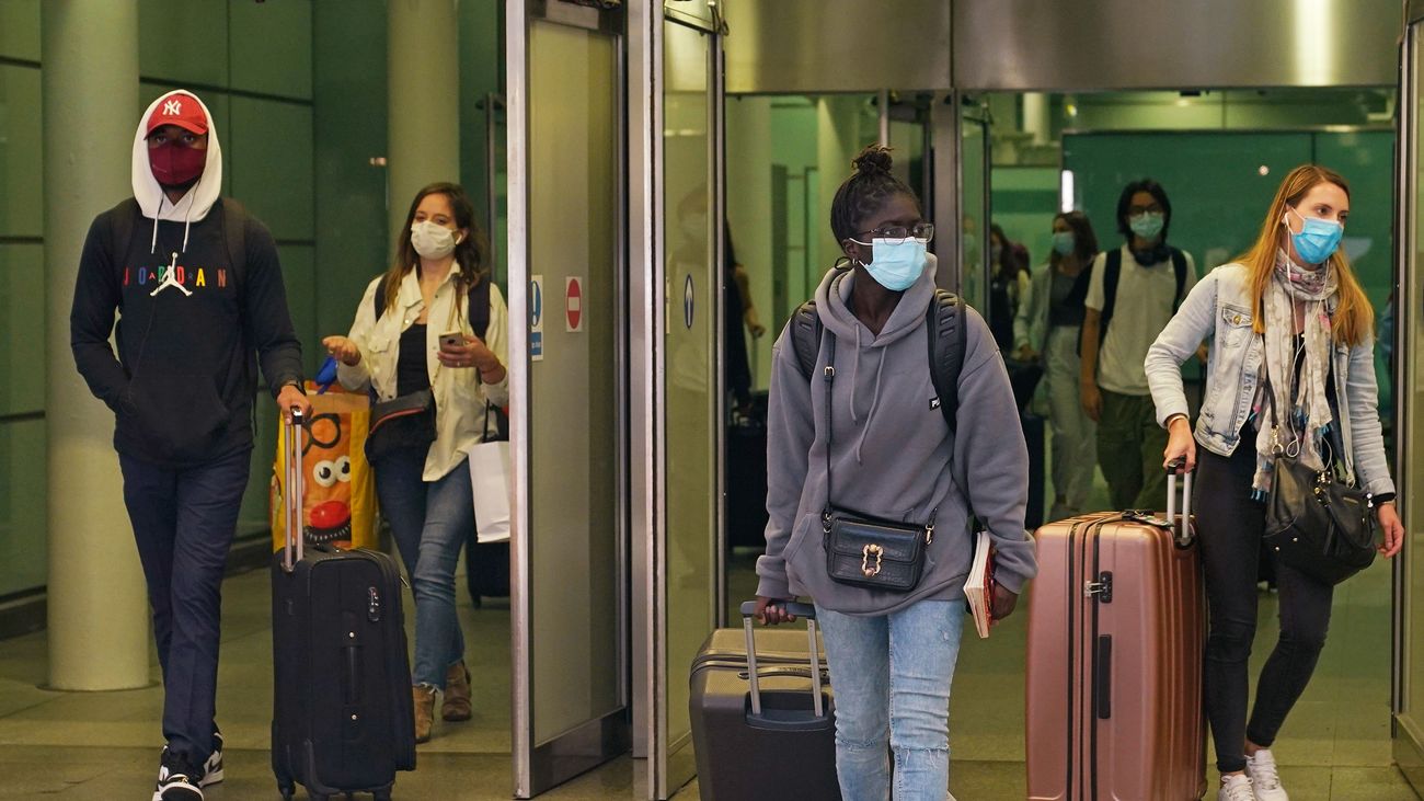 Viajeros llegando de viaje a Reino Unido