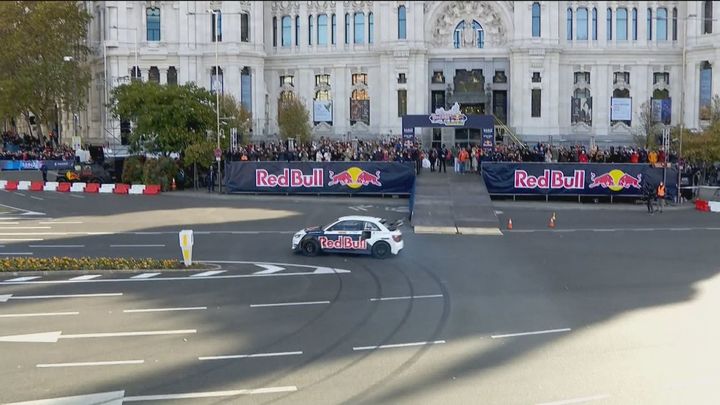 40.000 personas acompañan al piloto Carlos Sainz en su exhibición en Madrid