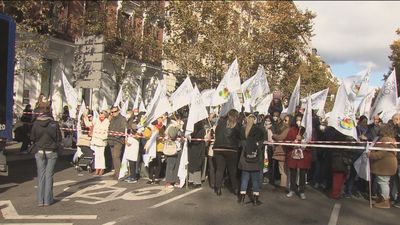 Cientos de personas se manifiestan en la Puerta de Alcalá en contra de la Ley de Eutanasia