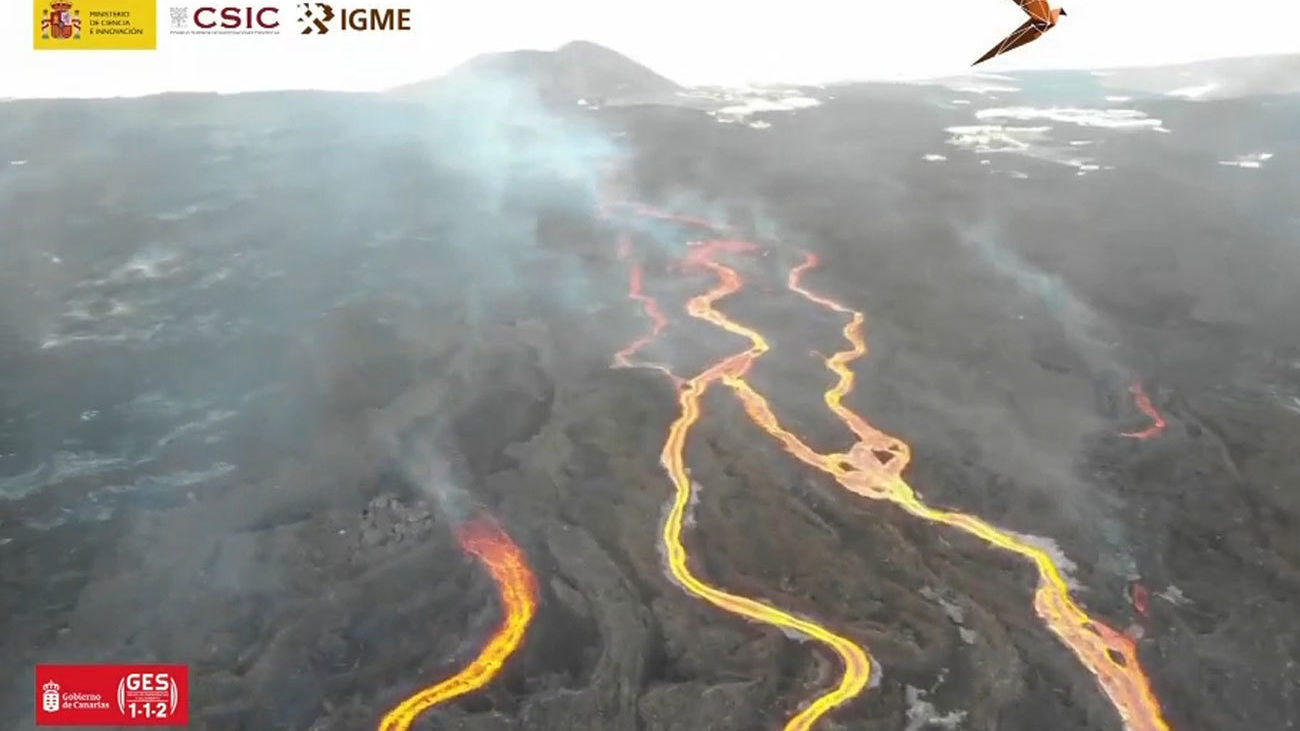 Se abren varios focos de lava en el volcán de La Palma y repunta la sismicidad