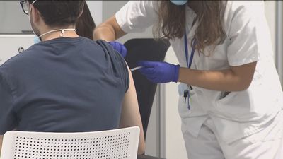 El Colegio de Médicos de Madrid comenzará a inocular la tercera dosis  de la vacuna a personal sanitario desde el 3 de diciembre
