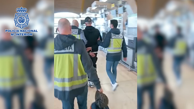 Detenido en Barajas por amenazar a empleados, embalar ilegalmente maletas y vender test Covid falsos