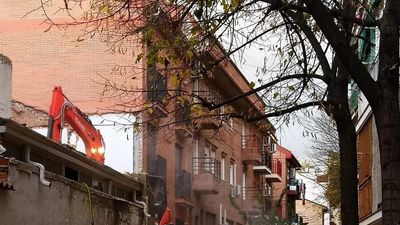 Ayuso se compromete a rehabilitar y subvencionar las casas de San Fernando afectadas por la línea 7B de Metro