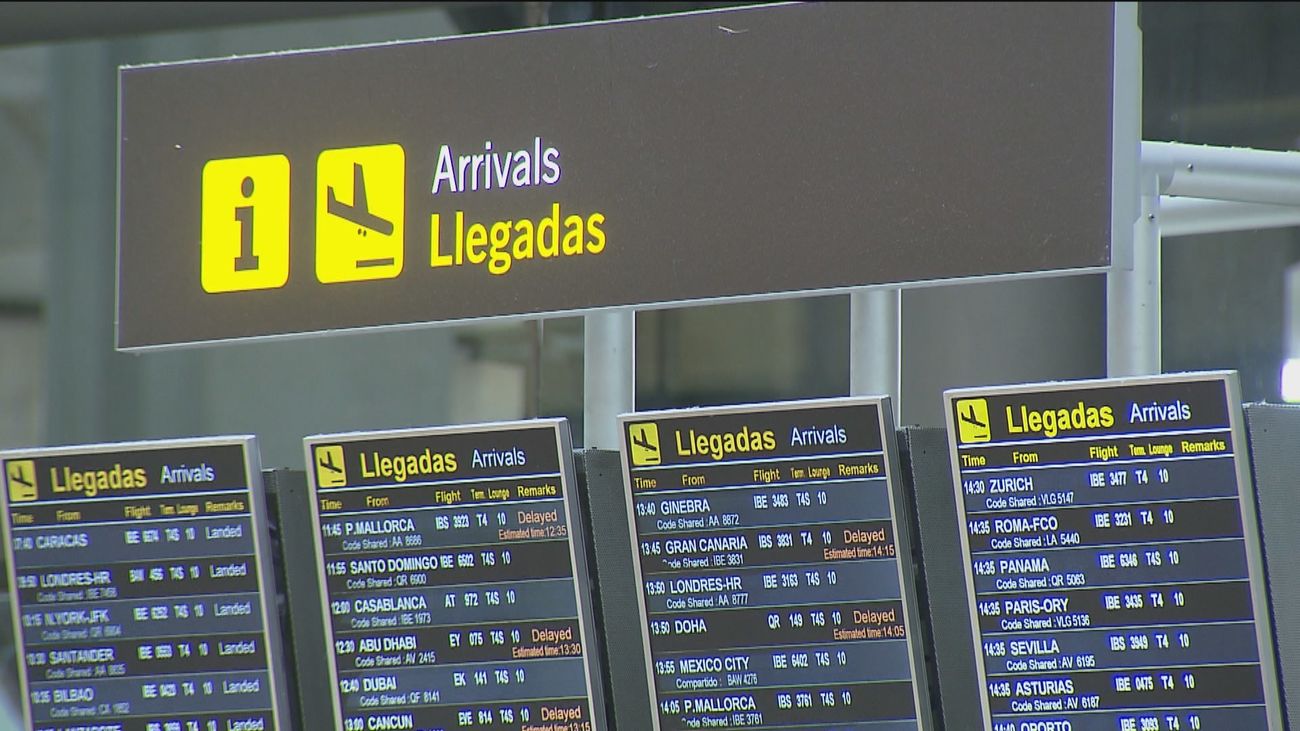 Detenidos tres hombres en Barajas que llegaron de Colombia con 100 kilos de cocaína en sus maletas