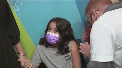 ¿Qué pasa si un progenitor quiere vacunar al niño y otro no?