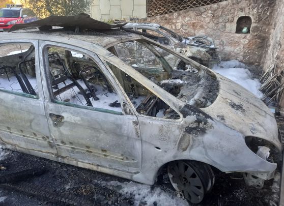Coches calcinados del portavoz de IU en Pezuela de Las Torres / @IU_Madrid