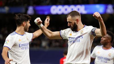 1-0. Benzema, con su gol, y Courtois, con sus paradas, amplían la ventaja del líder