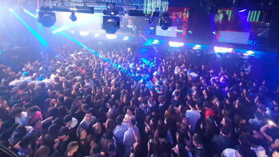 Denuncia a una conocida discoteca de Madrid: 500 personas sin mascarilla y menores fumando tabaco