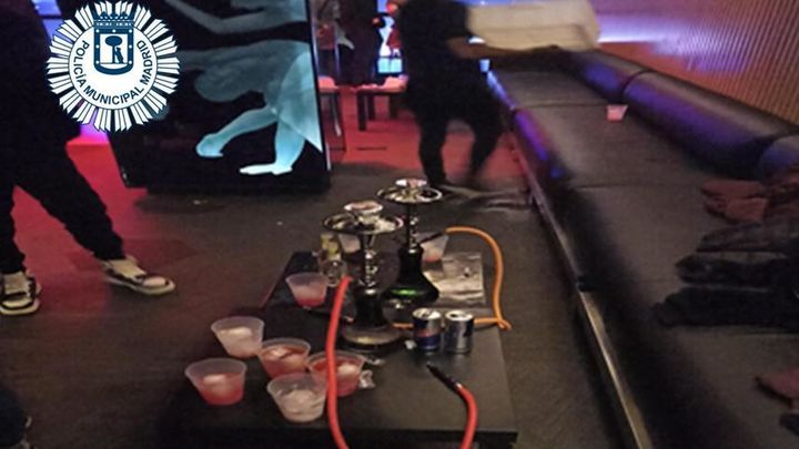 En la planta superior de la discoteca Cool la policía encontró a 20 menores fumando tabaco y compartiendo cachimbas / Policía Municipal de Madrid