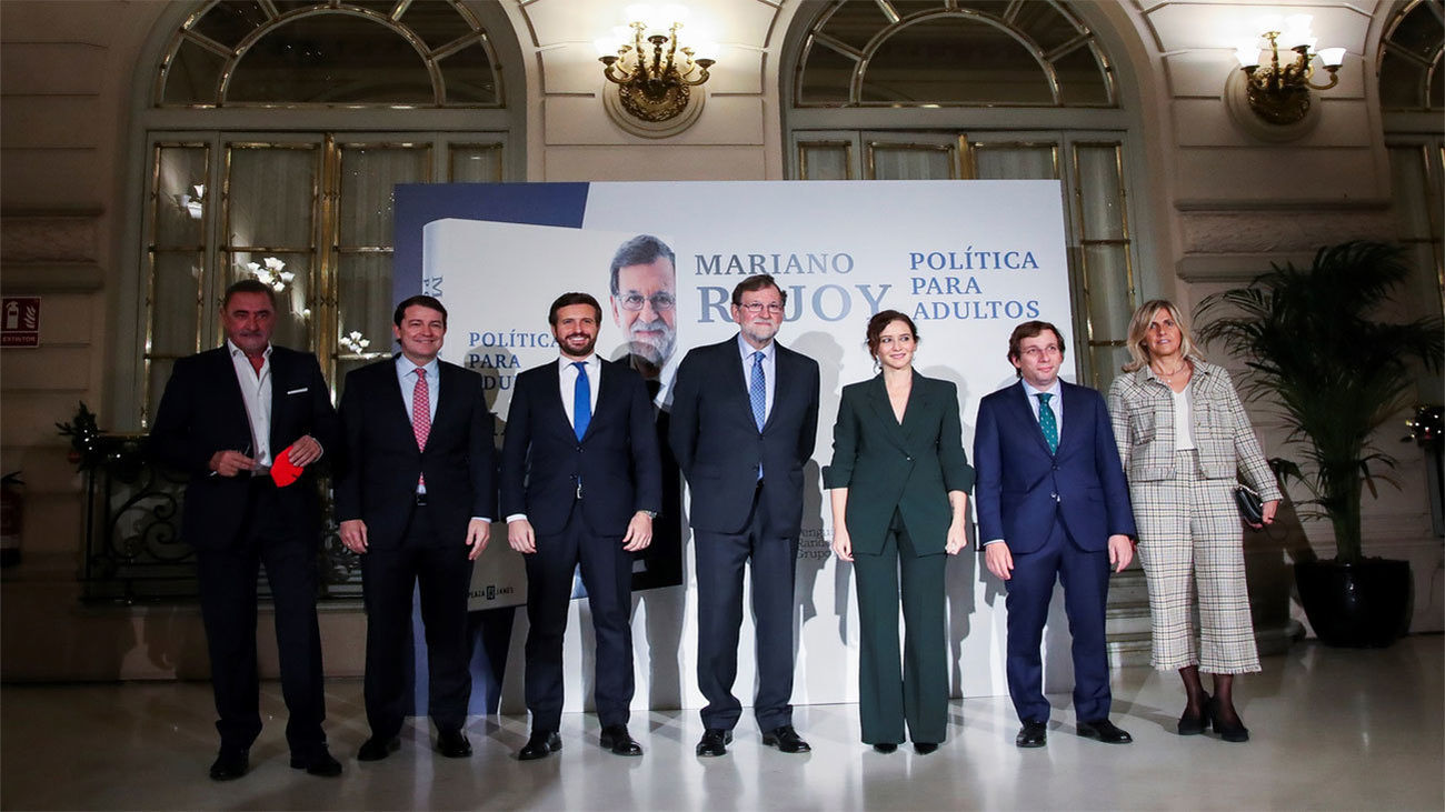 Rajoy logra la “foto” de Casado y Ayuso con su 'Política para adultos'