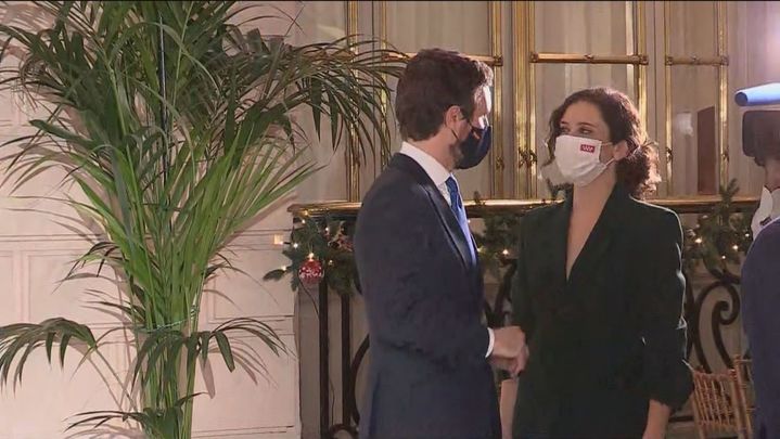 Pablo Casado y Isabel Díaz Ayuso charlan / REDACCIÓN