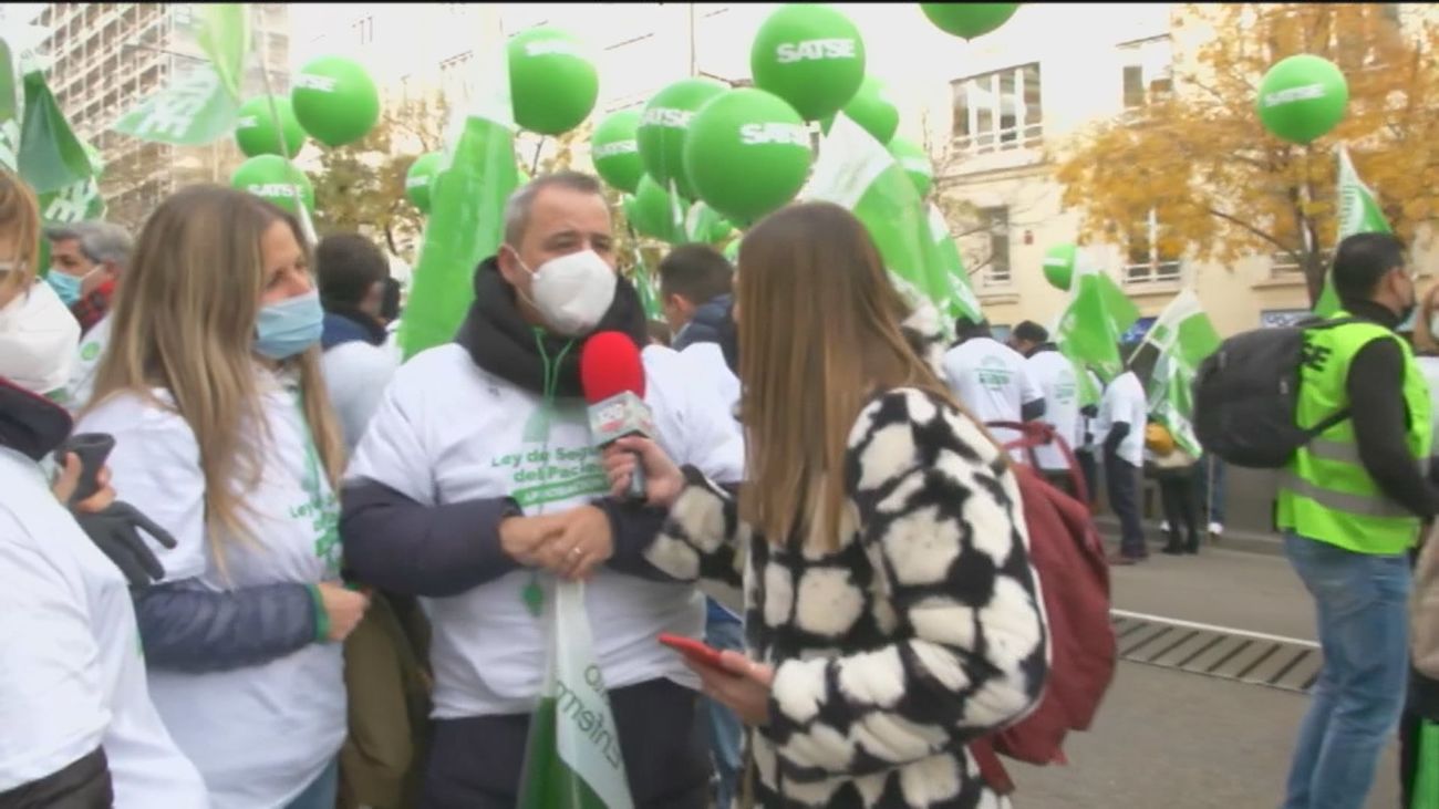 Enfermeros se concentran frente al Congreso contra el “claro abandono que sufre el Sistema Nacional de Salud"