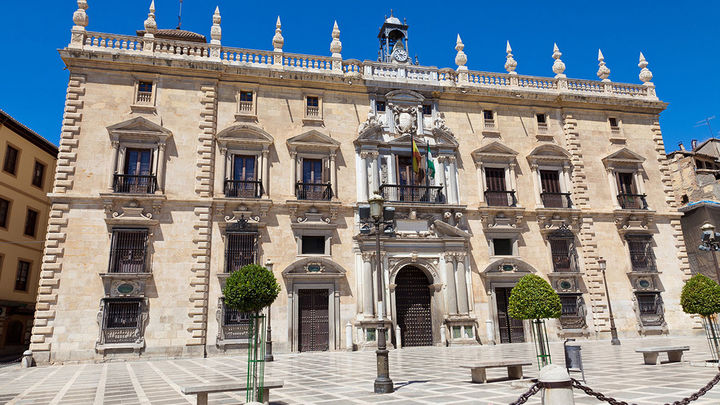 El TSJA no avala el pasaporte covid en Andalucía en residencias  y hospitales por no acotar su duración
