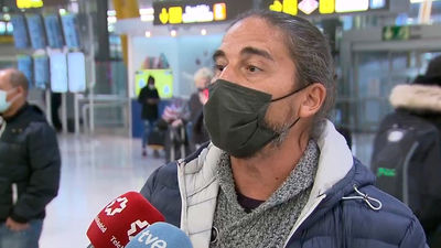 Alivio y quejas entre los primeros españoles repatriados de Marruecos