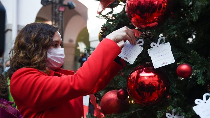 Ayuso inaugura la Navidad en Sol y florece ya en Madrid el Bosque de los Deseos