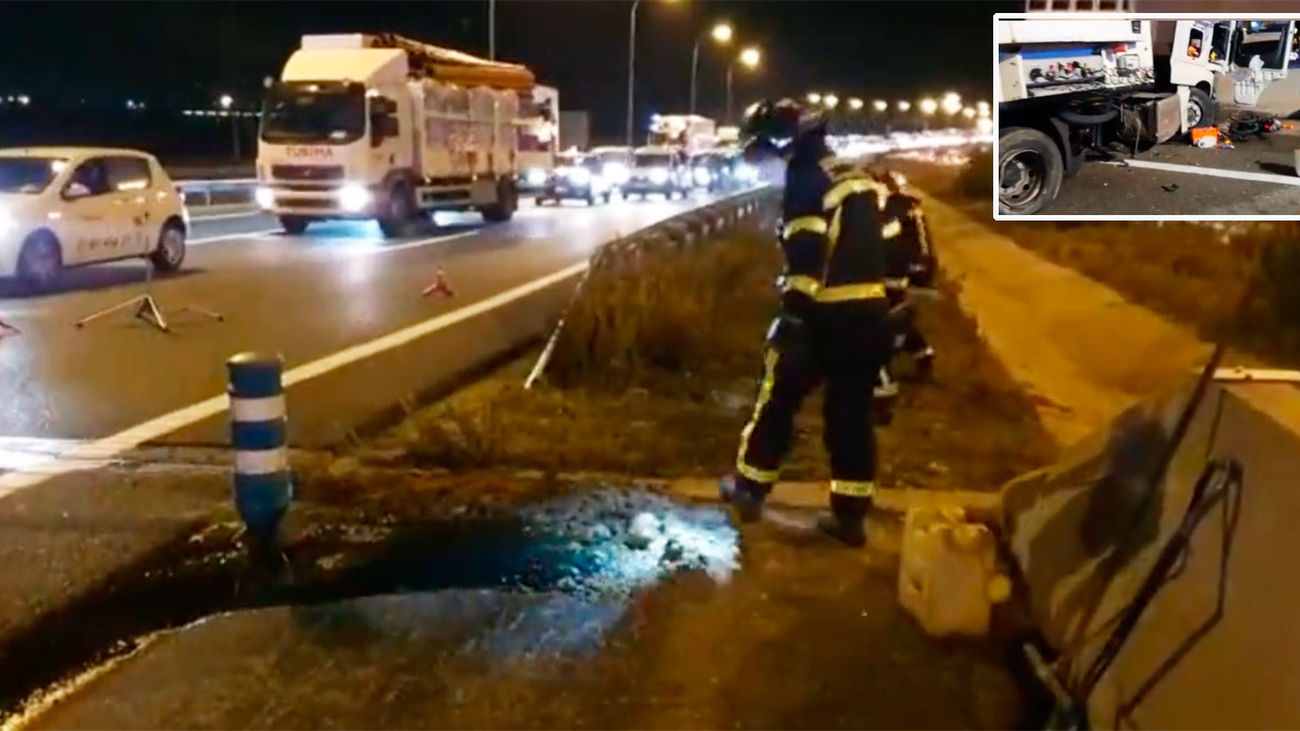 Bomberos de la Comunidad de Madrid retiran restos del accidente de la M-50 para que el tráfico pueda seguir con normalidad