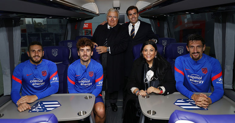 Jugadores del Atleti en el nuevo autocar / @ATLETI