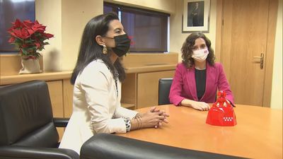 Ayuso y Monasterio se reúnen en la Asamblea antes de tumbar las enmiendas de la izquierda a los Presupuestos