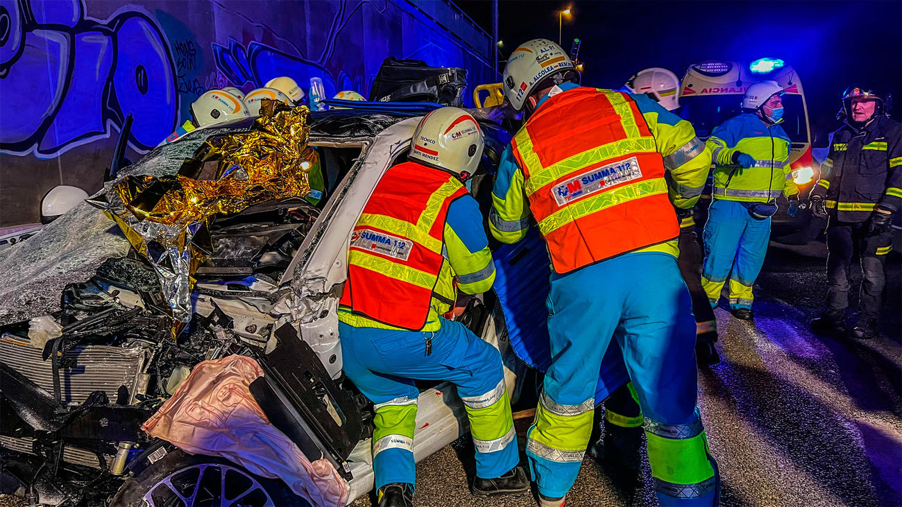 Dos jóvenes heridos de gravedad tras precipitarse un coche desde las vías del Metro Ligero a la M-503