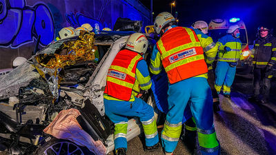 Dos jóvenes heridos de gravedad al precipitarse un coche desde las vías del Metro Ligero a la M-503