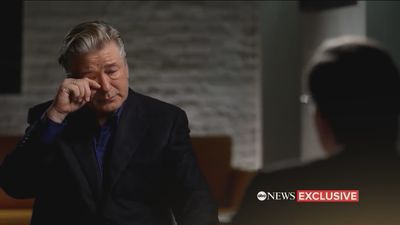 Alec Baldwin rompe a llorar en su primera entrevista tras el accidente mortal en 'Rust': "Yo no apreté el gatillo"