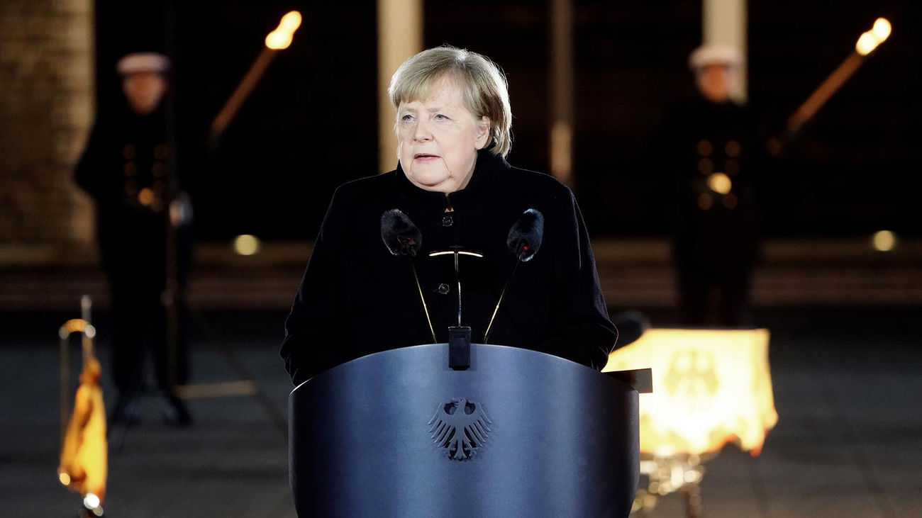 Angela Merkel pronuncia su discurso en Berlín, durante la despedida militar en honor de la excanciller