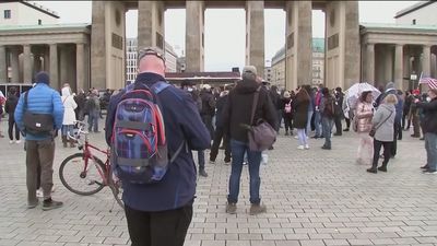 Los casos de ómicron son leves y las vacunas sí son efectivas, pero se abre el debate de si deben ser obligatorias