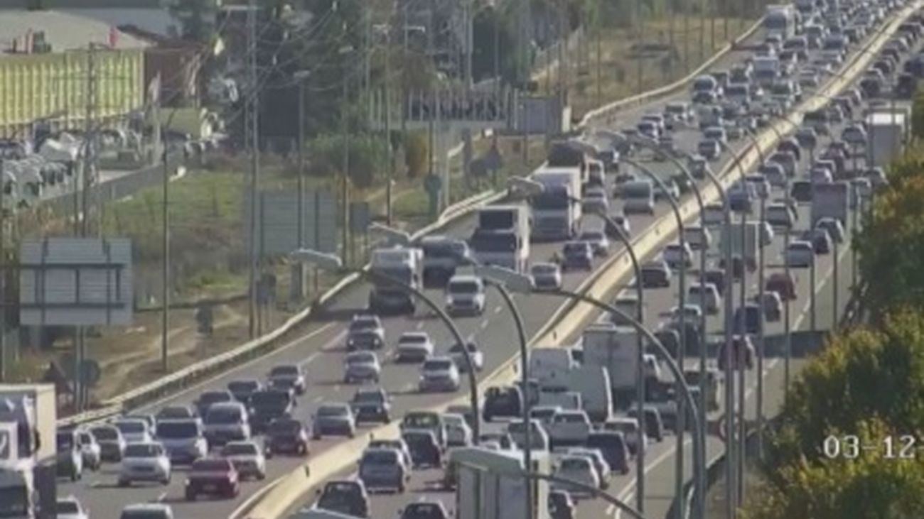 Primeras retenciones en las salidas de Madrid en el inicio del puente de la Constitución