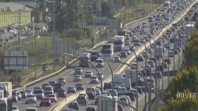 Primeras retenciones en las salidas de Madrid en el inicio del puente de la Constitución