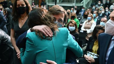 Vuelven los abrazos, los corrillos y la normalidad a Sol en el homenaje a la Constitución