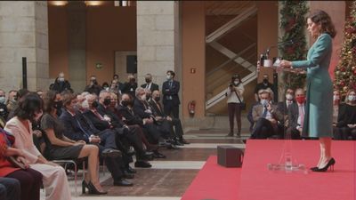 Ayuso defiende la validez de la Constitución que “odian los totalitarios” a quienes acusa de querer "desguazarla"