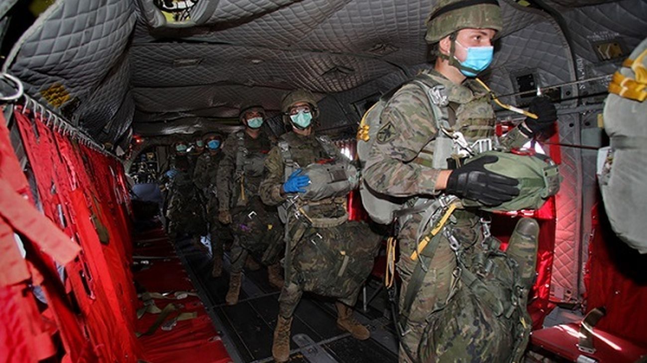 Paracaidistas de la Brigada 'Almogávares' se preparan para un salto durante la pandemia